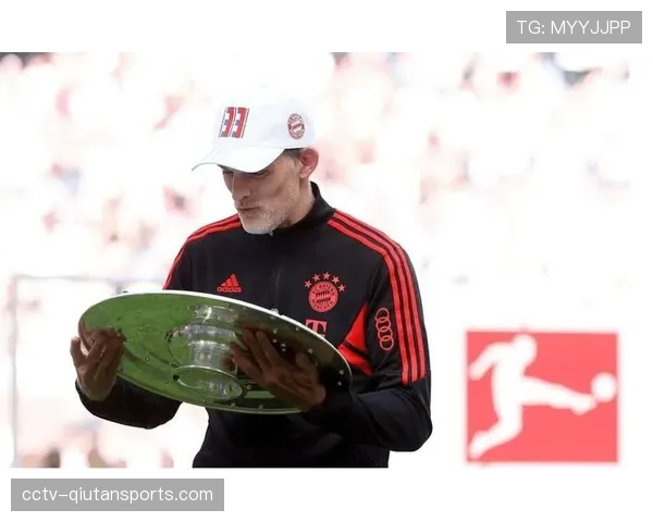 特写：终场哨响，勒沃库森主帅阿隆索被球员高高抛起